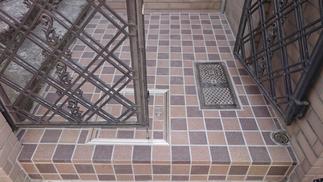 門まわりのタイルも貼り直し