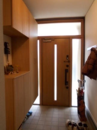 玄関ドアも玄関収納も新しくピカピカに
