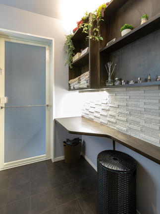 洗面台の収納棚にエコカラットを