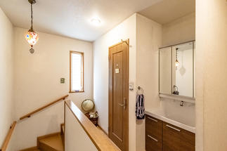 ２Fの洗面台もインテリアに合うデザインを