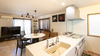 リビングがキッチンから直接見えるように