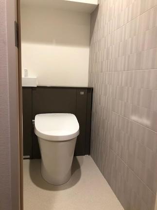 落ち着いた色で統一　エコカラットを一面に