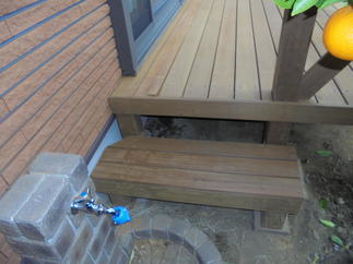 庭に出れるようにステップを