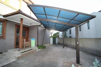 家と車の動線を考えて、カーポートを元々の位置より家の近くに移動しました