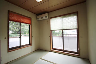 ～カーテンが付いていた窓を、モダンにプリーツスクリーンに～