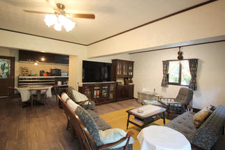 キッチンの背面収納も家具と調和しています