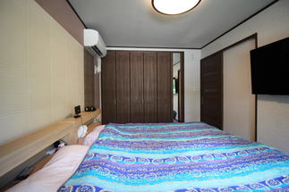 壁掛けテレビで映画鑑賞、眠くなったらそのままお休みなさい