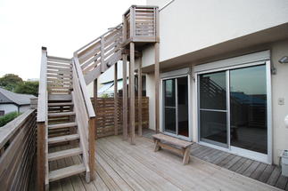 家族の空間を繋げる見晴らしのいいウッドデッキ