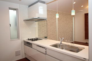 対面キッチンとペンダントライト