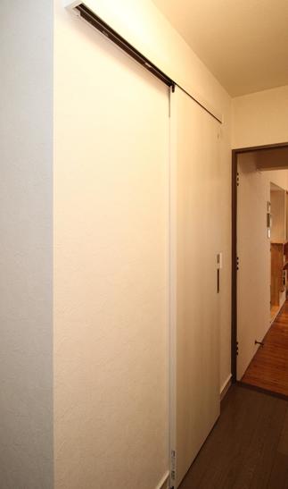 洗面化粧室への扉