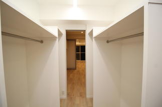 寝室奥の扉の先は