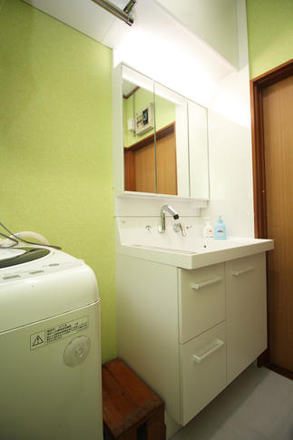 洗面化粧台の横の壁は水がはねても安心