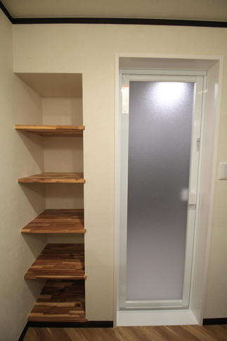 ～洗面台と同じアカシア積層材の収納棚～