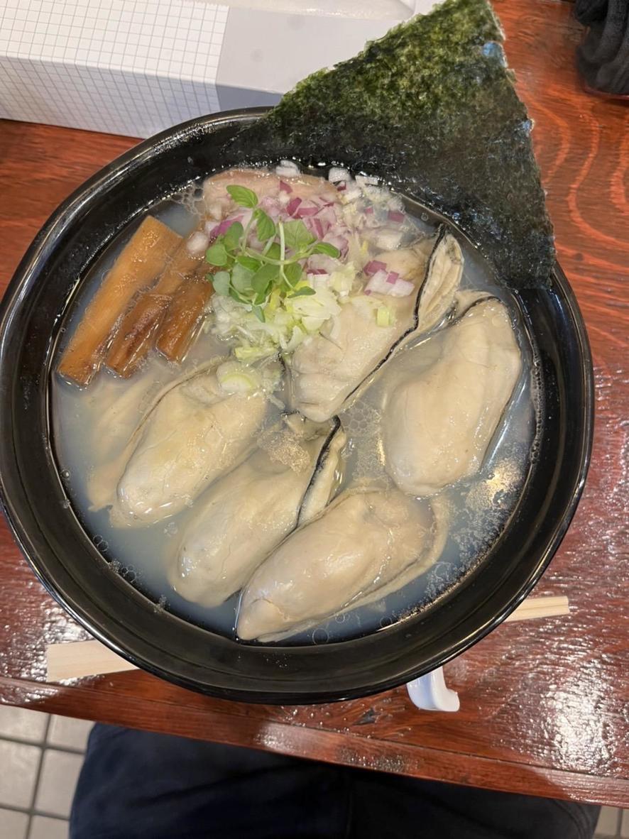 サラメシ　横浜中央市場ラーメンおおはし_牡蠣塩ラーメン牡蠣増し.jpg