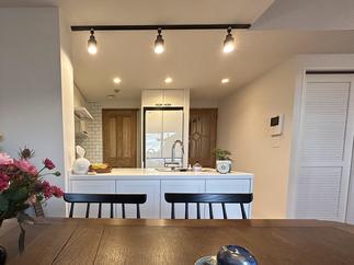 「キッチンライト」と「天然木材のオーダー扉」と「通風タイプの引戸」