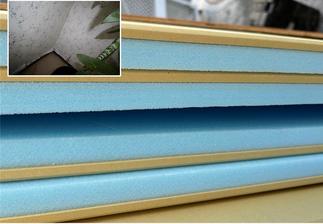 断熱効果のあるスタイロボードとBeforeの結露で剥がれたクロス（左上）