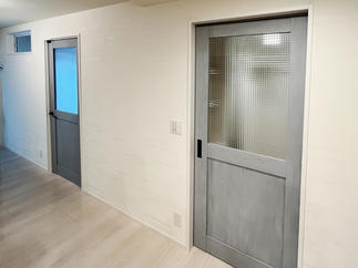 リビング側からみた洋室1、2のドア