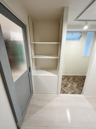 洋室2　収納棚とワークスペース