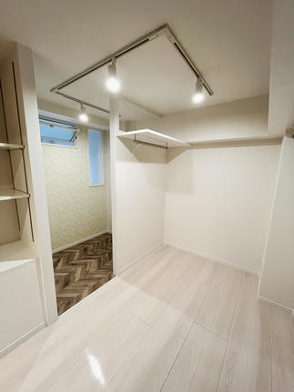 洋室2　ウォークインクローゼットとワークスペース
