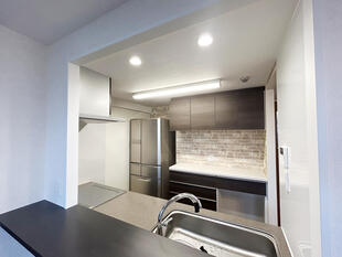 LIXILが彩る、機能性と上質感が調和する優しい光のキッチンリフォーム