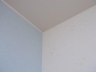 真っ白な壁紙からアクセントのある壁紙へ