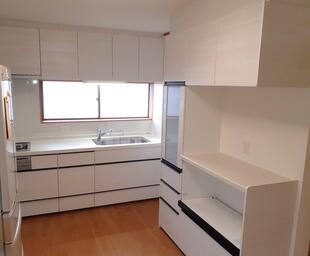 キッチンは明るくナチュラルに。居間にはぬくもりと涼しさをプラス！