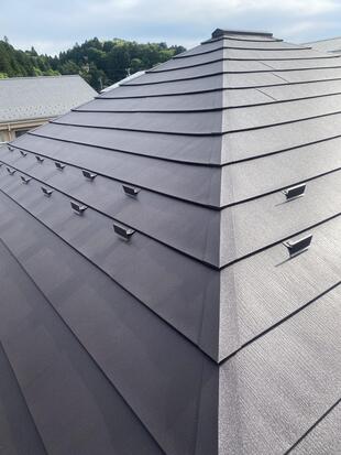 屋根を壊さず新しく。屋根カバー工法で住まいに安心を。