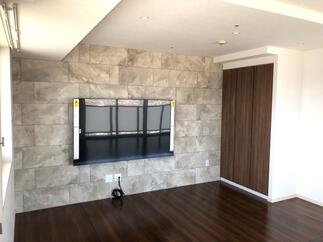 空間をつなぎ、空気も整える。機能と美しさを備えたリビング壁