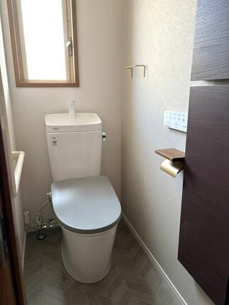 ノーブルグレーが映える、マットな質感のトイレリフォーム