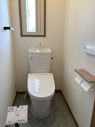 清潔感を大切にした、北欧テイストの2階トイレ空間