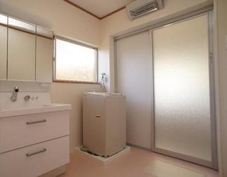 明るくあたたかな洗面脱衣室へ