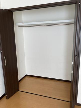 枕棚とパイプハンガーを追加で収納力アップ！