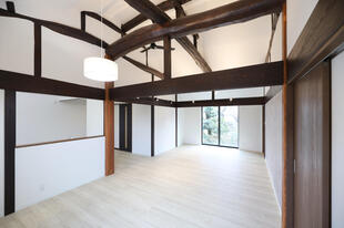 築100年近くの古民家をフルリノベーション！立派な大梁をリビングの象徴として表しに。