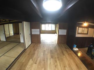 床は現代風でも古民家でも合う無垢材を