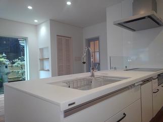 フラット対面のキッチンで家族を感じる空間に