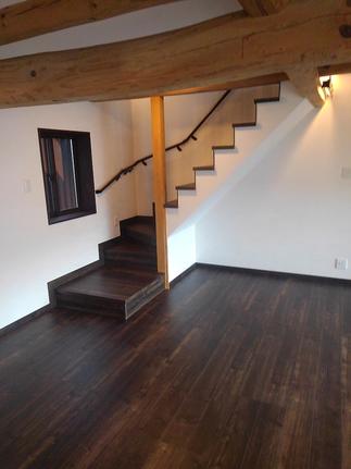 離れの小屋裏へ上がる階段を新設