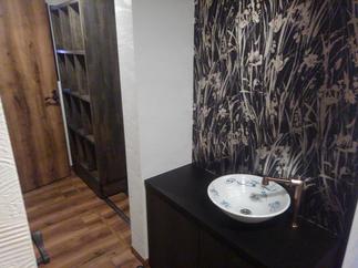 トイレ前ホールには、造作手洗いスぺースと、造作本棚兼用クローゼットを。