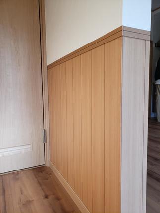 リビング　腰板風クロス