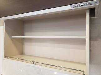 キッチン　吊戸棚