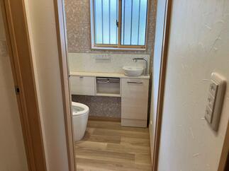 廊下から見たトイレ空間