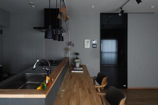 昼撮影/グレーベースをグッと締めるブラックの機器類