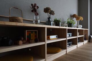 昼撮影/造作の収納ボードにはお気に入りの小物を