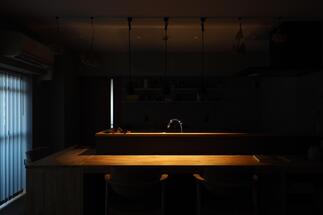 夕撮影/照明の切替で生み出すドラマチックなシーン演出