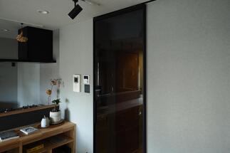 昼撮影/今回のリノベーションの象徴の一つ、グレースモークのアルミガラス引戸