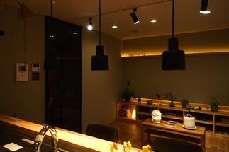 夕撮影/ダウンライト、間接照明、スポットライト、多灯照明の組み合わせ