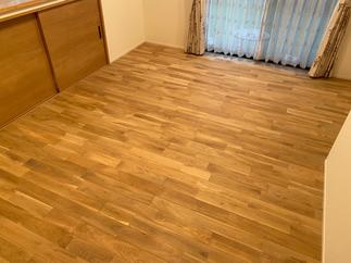 床は無垢のオークフローリング。自然塗料ルビオのコーンシルク仕上です。