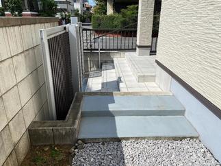 施工前（門塀の裏側・ステップ）