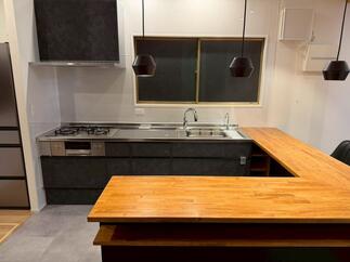 カウンターで家族団らん