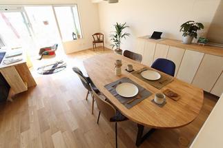 明るい食卓で会話も弾むダイニングスペース