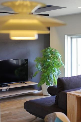 お気に入りのソファが映えるリビングスペース